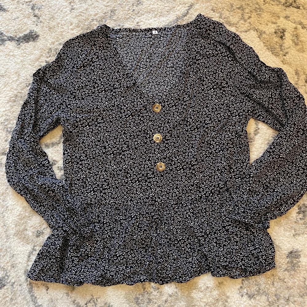 Black and white floral long sleeve button detailed v neck women’s small